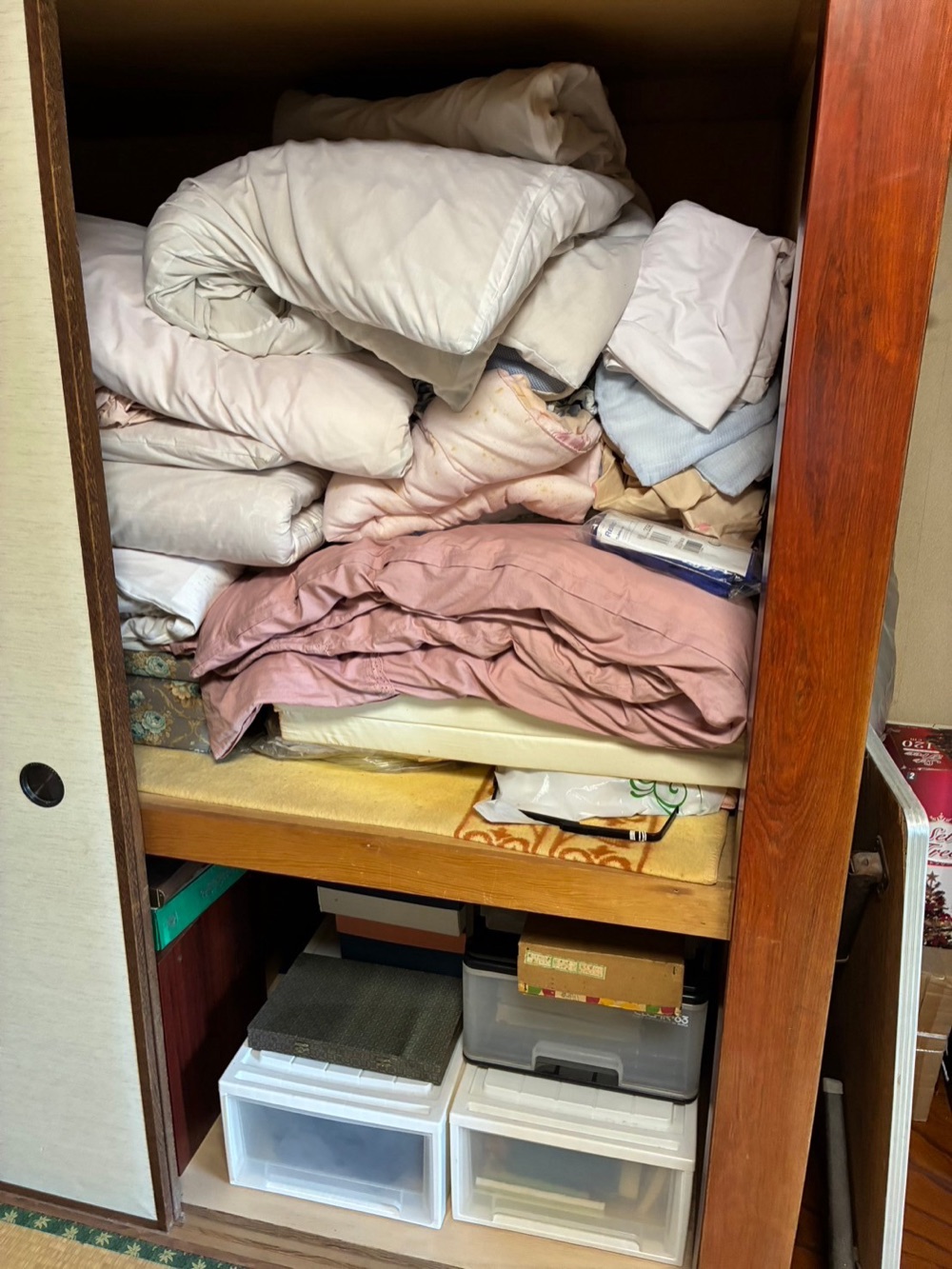 作業前：押入れ 和室の押入れ（布団一式・衣装ケース）