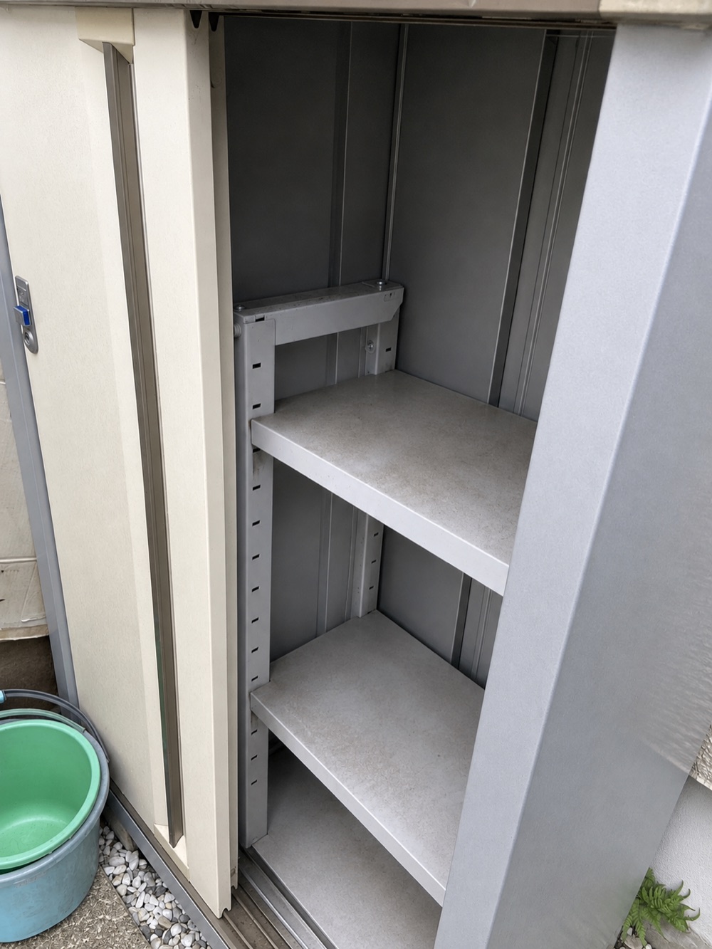 作業後：屋外物置 屋外のスチール物置（園芸用品・工具・段ボール）