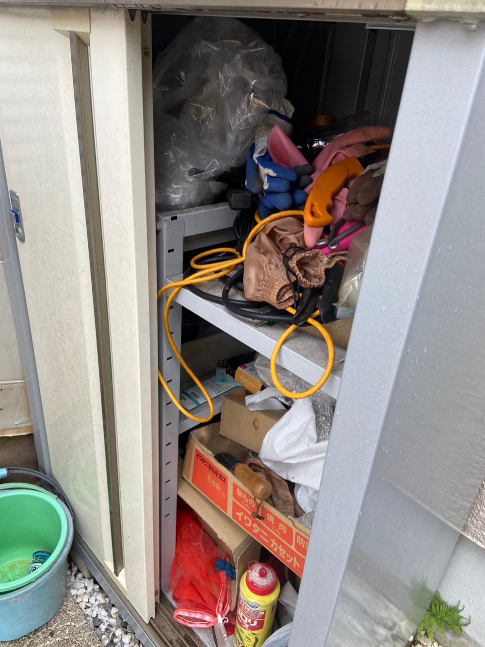 作業前：屋外物置 屋外のスチール物置（園芸用品・工具・段ボール）