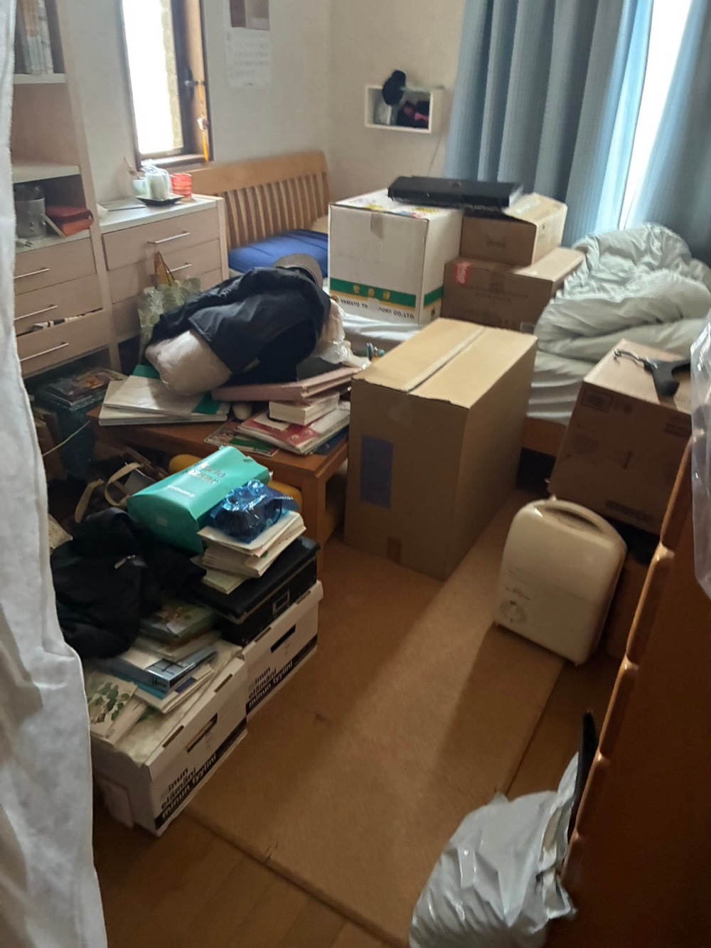 作業前：洋室 洋室（積み上がった段ボール・書類・衣類）
