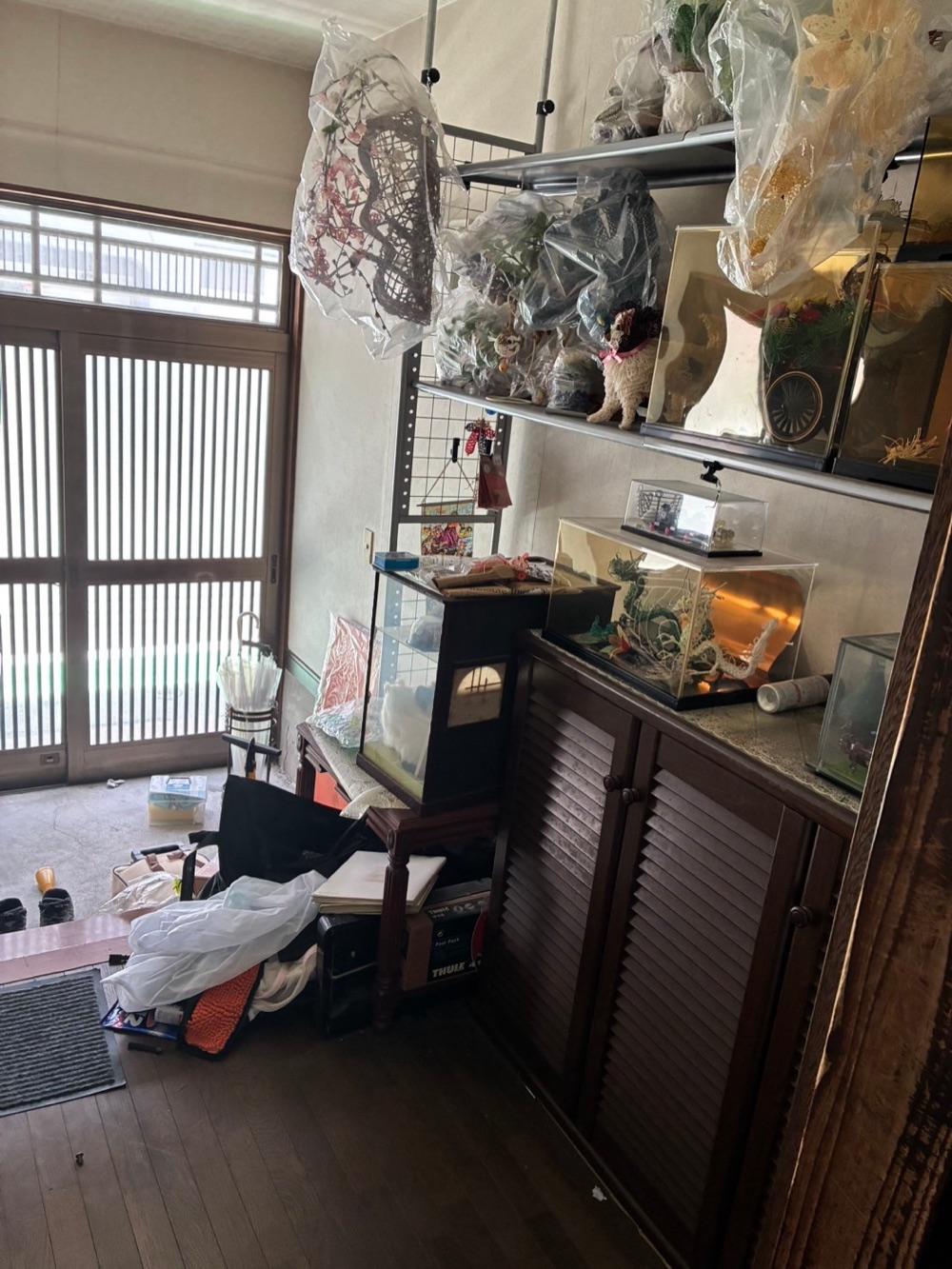 作業前：飾り棚のある部屋 飾り棚（置物・ガラスケース・造花）
